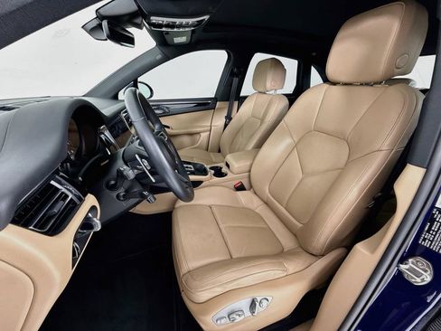 Certified 2025 Porsche Macan AWD/4WD image 5