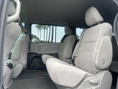 Used 2019 Toyota Sienna LE image 11