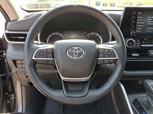 Used 2022 Toyota Highlander XLE image 22