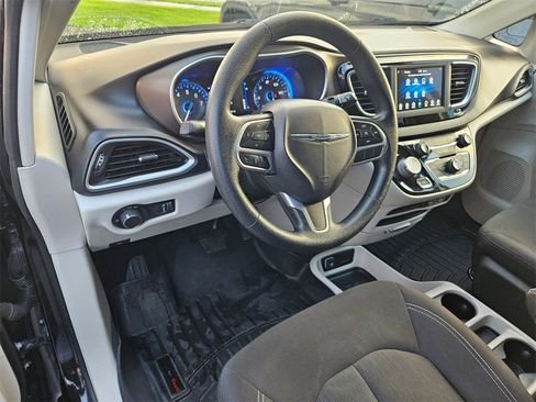 Used 2021 Chrysler Voyager L image 13