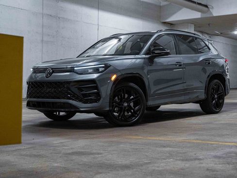 New 2025 Volkswagen Tiguan SE R-Line image 1