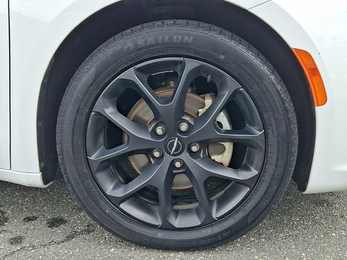 Used 2025 Chrysler Pacifica Limited FWD image 8