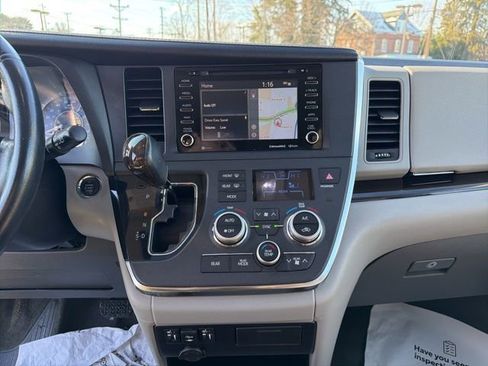 Used 2019 Toyota Sienna XLE image 18