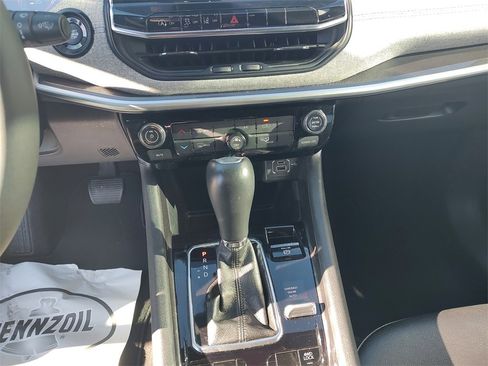 Used 2024 Jeep Compass Latitude image 11