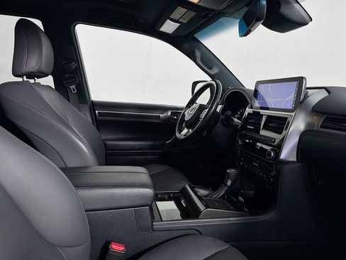 Used 2022 Lexus GX 460 w/ Accessory Package image 32