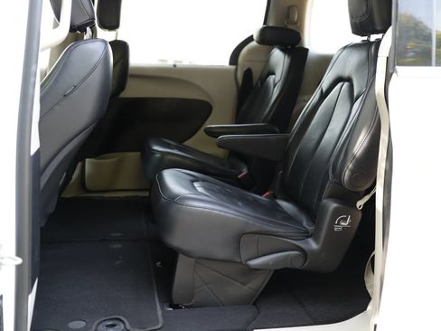 Used 2022 Chrysler Pacifica Touring-L FWD image 24