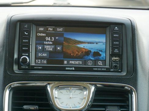 Used 2014 Chrysler Town & Country Touring FWD image 34