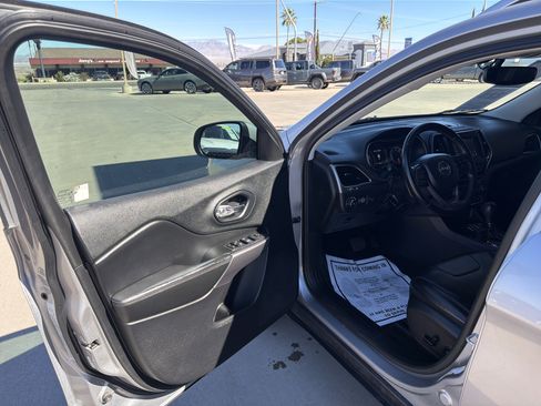 Used 2019 Jeep Cherokee Latitude Plus w/ Comfort/Convenience Group image 5