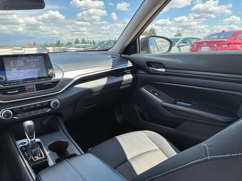 Used 2025 Nissan Altima 2.5 SV FWD image 35