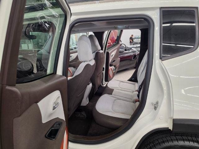 Used 2016 Jeep Renegade Latitude FWD image 9