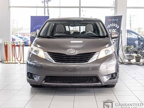 Used 2012 Toyota Sienna LE FWD image 2
