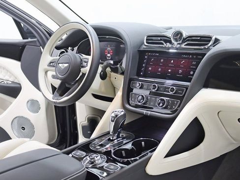 Used 2024 Bentley Bentayga Plug-In Hybrid image 41