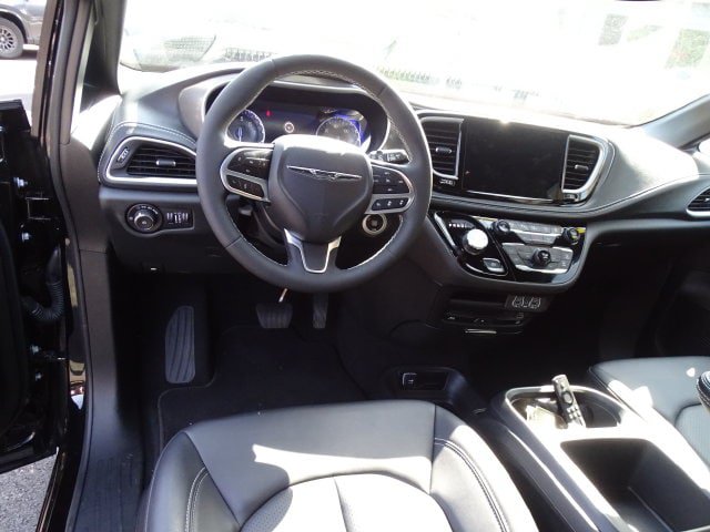 Certified 2025 Chrysler Pacifica Select w/ Uconnect Theater Family Group AWD/4WD image 5