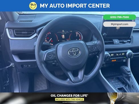Used 2025 Toyota RAV4 XLE AWD/4WD image 9