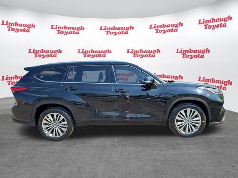Used 2023 Toyota Highlander Platinum image 2