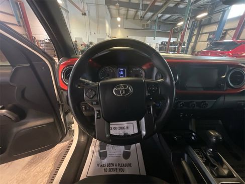 Used 2018 Toyota Tacoma TRD Sport image 15