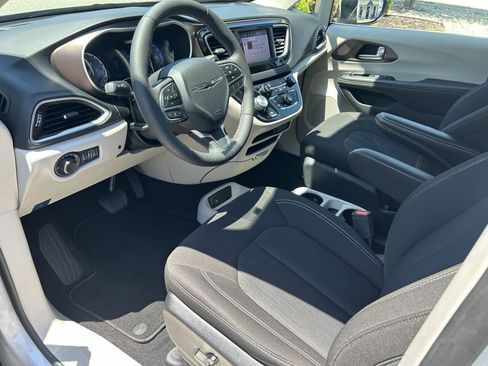 Used 2022 Chrysler Voyager LX FWD image 22