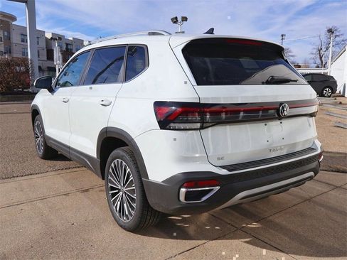 New 2026 Volkswagen Taos SE image 3