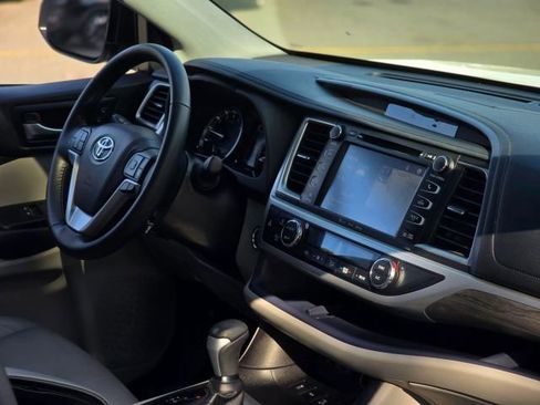 Used 2018 Toyota Highlander Limited image 17