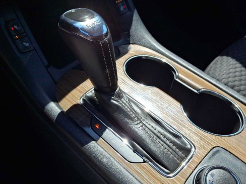 Used 2018 GMC Acadia SLE FWD image 17