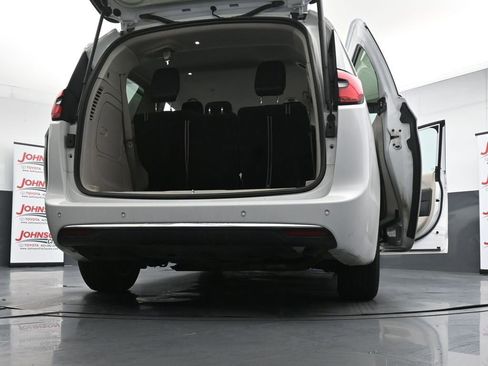 Used 2024 Chrysler Pacifica Limited FWD image 29