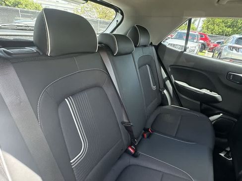 Used 2024 Hyundai Venue Limited FWD image 18