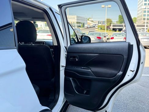 Used 2018 Mitsubishi Outlander SE FWD image 28