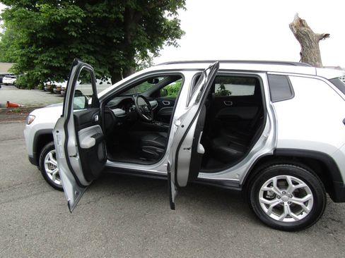 Used 2024 Jeep Compass Latitude AWD/4WD image 24