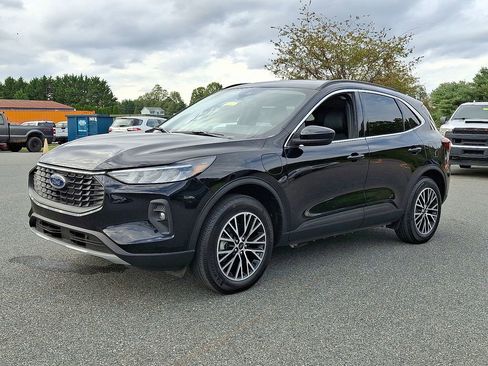 Used 2025 Ford Escape SE image 3