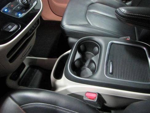 Used 2023 Chrysler Pacifica Touring-L FWD image 32