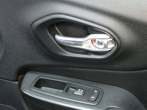 Used 2016 Jeep Cherokee Trailhawk w/ Cold Weather Group image 9