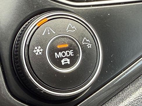 Used 2022 Volkswagen Tiguan SE AWD/4WD image 34