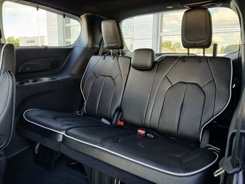New 2027 Chrysler Pacifica Limited AWD/4WD image 15