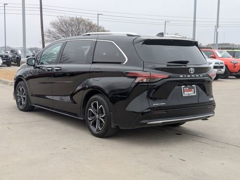 Used 2025 Toyota Sienna Platinum image 8