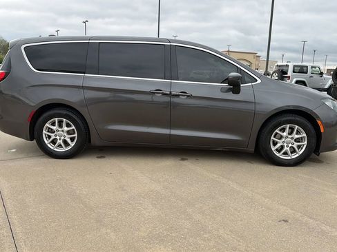 Used 2017 Chrysler Pacifica Touring image 23