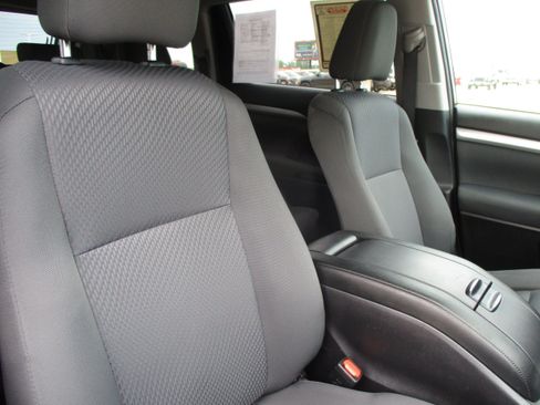 Used 2019 Toyota Highlander LE AWD/4WD image 33