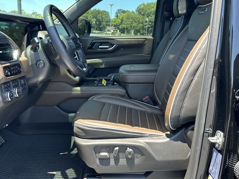 Used 2025 GMC Yukon Denali Ultimate AWD/4WD image 9