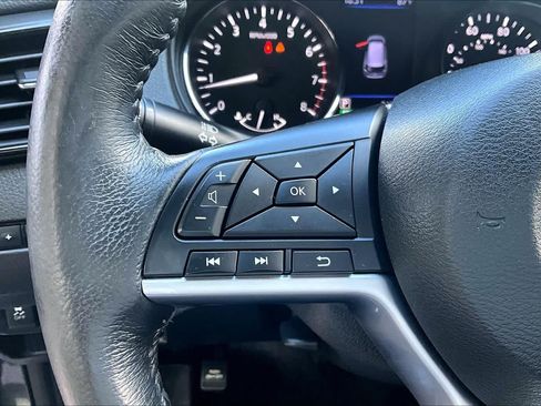 Used 2018 Nissan Rogue SV AWD/4WD image 22