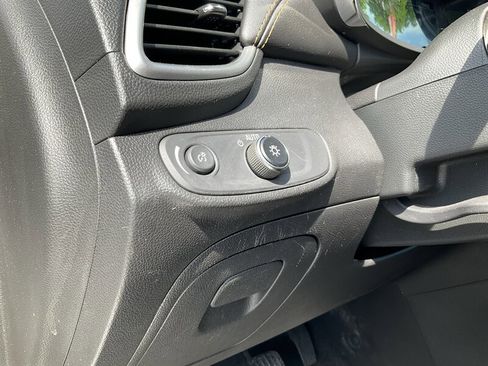 Used 2019 Chevrolet Trax LT w/ LT Convenience Package FWD image 27