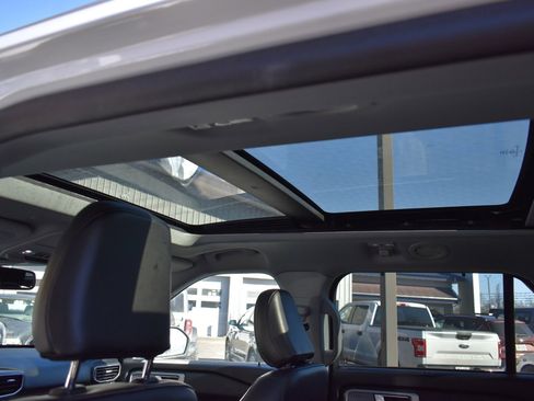 Used 2024 Ford Explorer Limited image 19