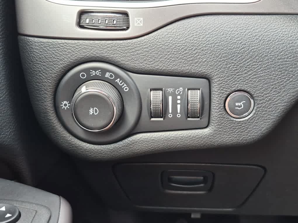 Used 2022 Jeep Cherokee Limited AWD/4WD image 18