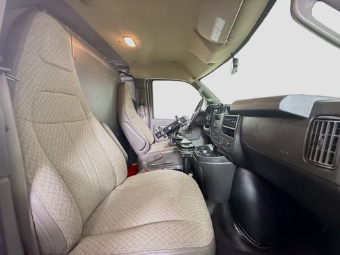 Used 2021 Chevrolet Express 2500 RWD image 24