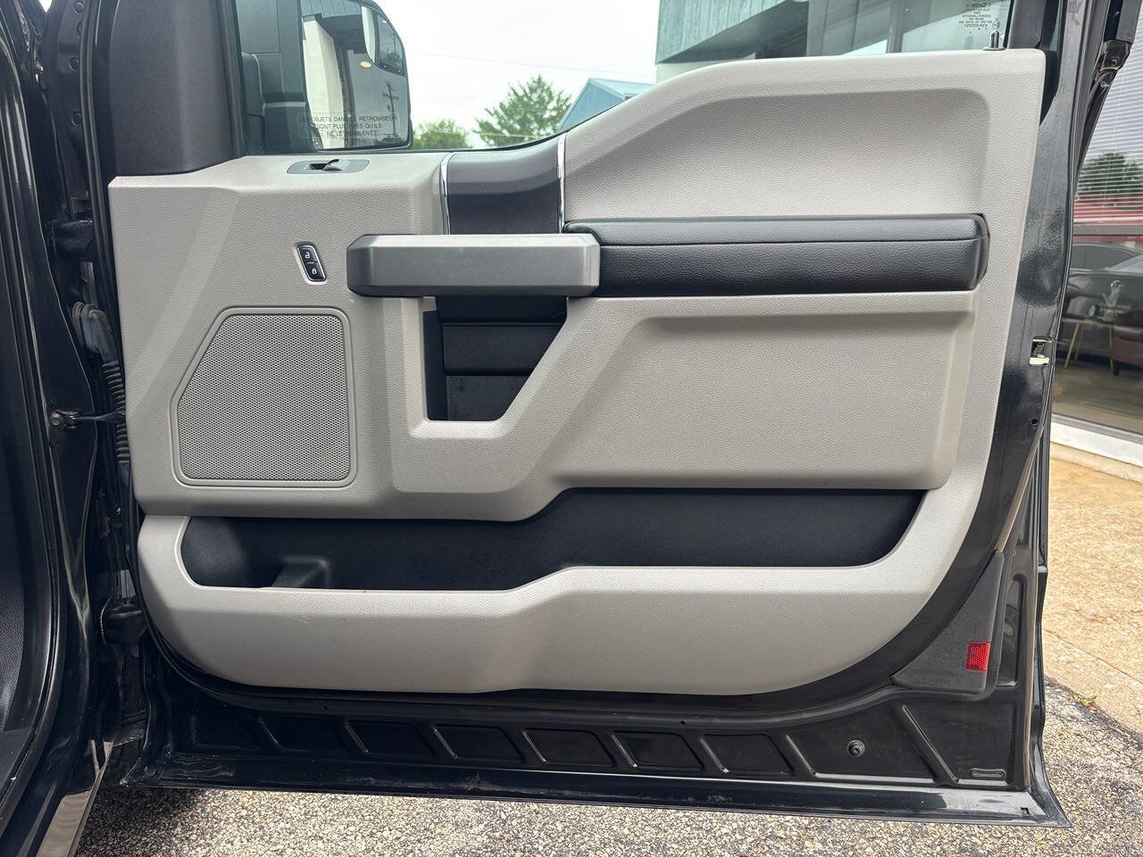 Used 2015 Ford F150 XLT AWD/4WD image 29