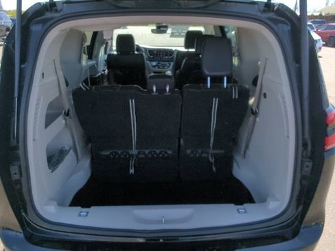 Used 2024 Chrysler Pacifica Touring-L FWD image 12