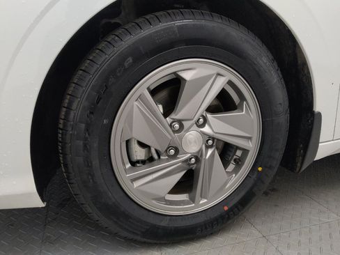 Used 2025 Hyundai Elantra SE FWD image 31