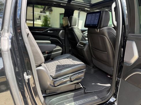 Used 2021 Cadillac Escalade ESV Sport Platinum image 17