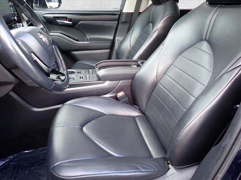 Used 2021 Toyota Highlander XLE AWD/4WD image 14