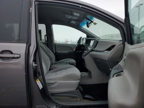 Used 2015 Toyota Sienna LE image 31
