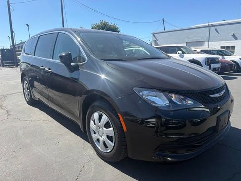 Used 2020 Chrysler Voyager L FWD image 3