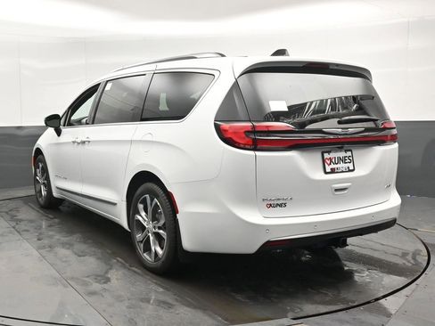 New 2026 Chrysler Pacifica Pinnacle w/ Trailer Tow Group AWD/4WD image 8